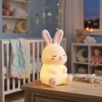 Lou le Lapin, veilleuse lapin en silicone doux allumée, lueur chaude dans une chambre d'enfant – Milo & Lua