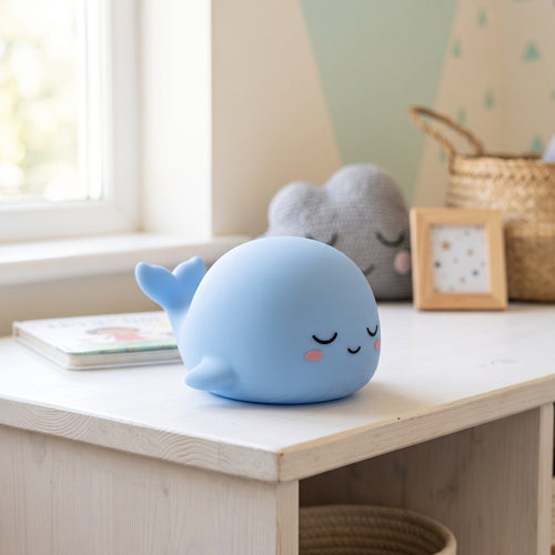 Bulle la Baleine, veilleuse baleine en silicone éteinte en plein jour dans une chambre d'enfant – Milo & Lua