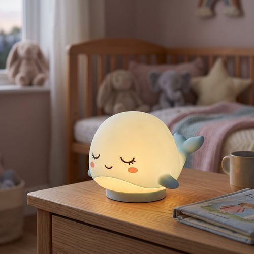 Bulle la Baleine, veilleuse baleine en silicone doux allumée, lueur chaude dans une chambre d'enfant – Milo & Lua