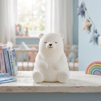 Neige l'Ours Polaire, veilleuse ours polaire en silicone éteinte en plein jour dans une chambre d'enfant – Milo & Lua