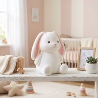 Lou le Lapin, veilleuse lapin en silicone éteinte en plein jour dans une chambre d'enfant – Milo & Lua