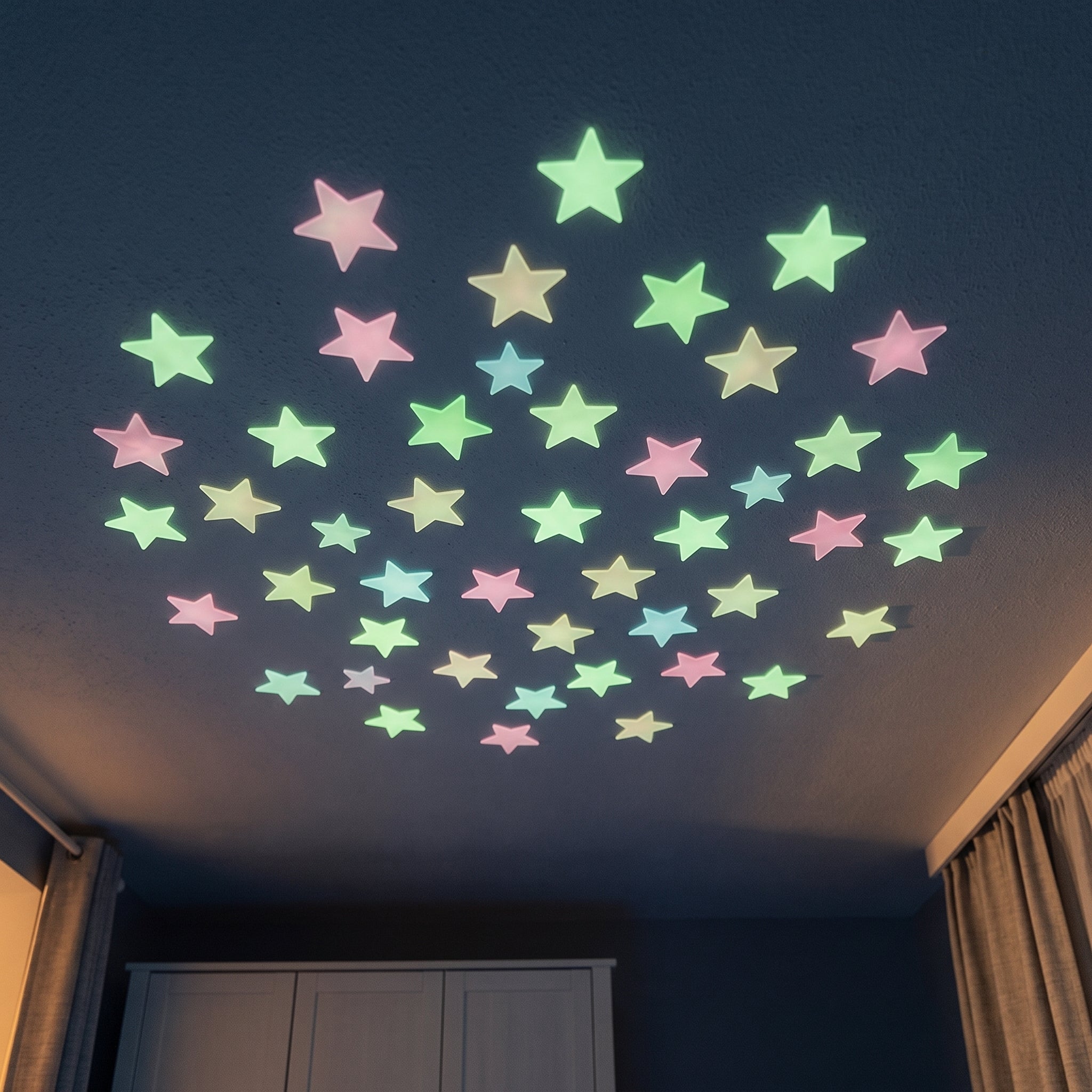 Le Ciel d'Etoiles de Lua : etoiles phosphorescentes collees au plafond d'une chambre d'enfant dans la nuit - cadeau offert Milo & Lua