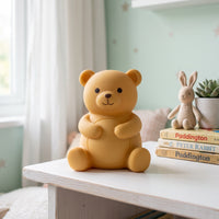 Miel l'Ourson, veilleuse ourson en silicone éteinte en plein jour dans une chambre d'enfant – Milo & Lua