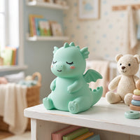Zac le Dragon, veilleuse dragon en silicone éteinte en plein jour dans une chambre d'enfant – Milo & Lua