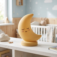 Mona la Lune, veilleuse lune en silicone éteinte en plein jour dans une chambre d'enfant – Milo & Lua
