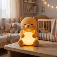 Miel l'Ourson, veilleuse ourson en silicone doux allumée, lueur chaude dans une chambre d'enfant – Milo & Lua