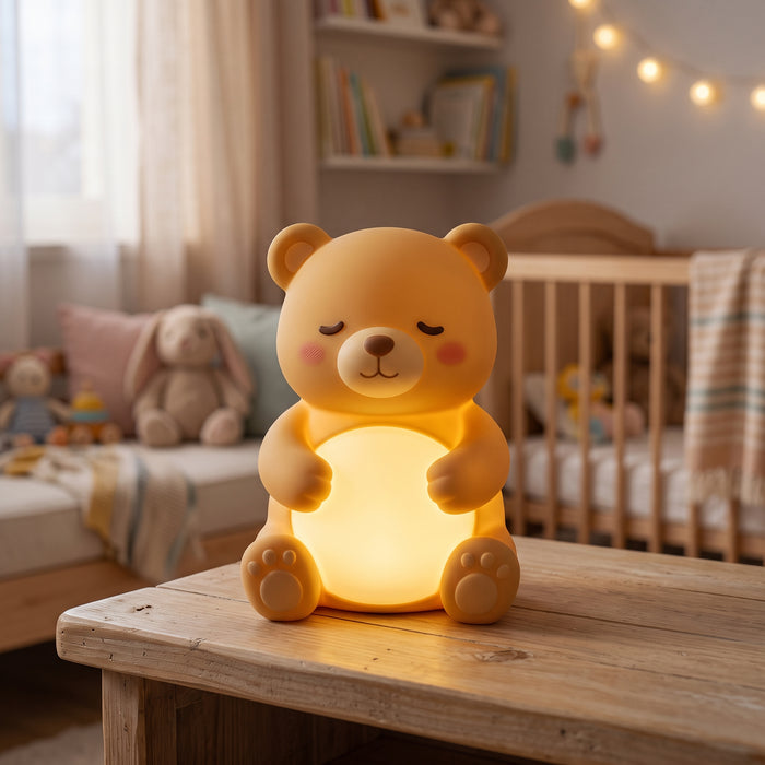 Miel l'Ourson, veilleuse ourson en silicone doux allumée, lueur chaude dans une chambre d'enfant – Milo & Lua