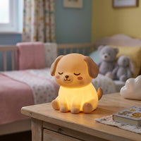 Filou le Chiot, veilleuse chien en silicone doux allumée, lueur chaude dans une chambre d'enfant – Milo & Lua