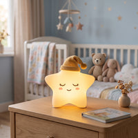 Stella l'Étoile, veilleuse étoile en silicone doux allumée, lueur chaude dans une chambre d'enfant – Milo & Lua
