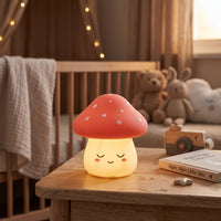 Gaston le Champignon, veilleuse champignon en silicone doux allumée, lueur chaude dans une chambre d'enfant – Milo & Lua