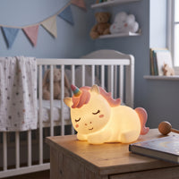 Lily la Licorne, veilleuse licorne en silicone doux allumée, lueur chaude dans une chambre d'enfant – Milo & Lua