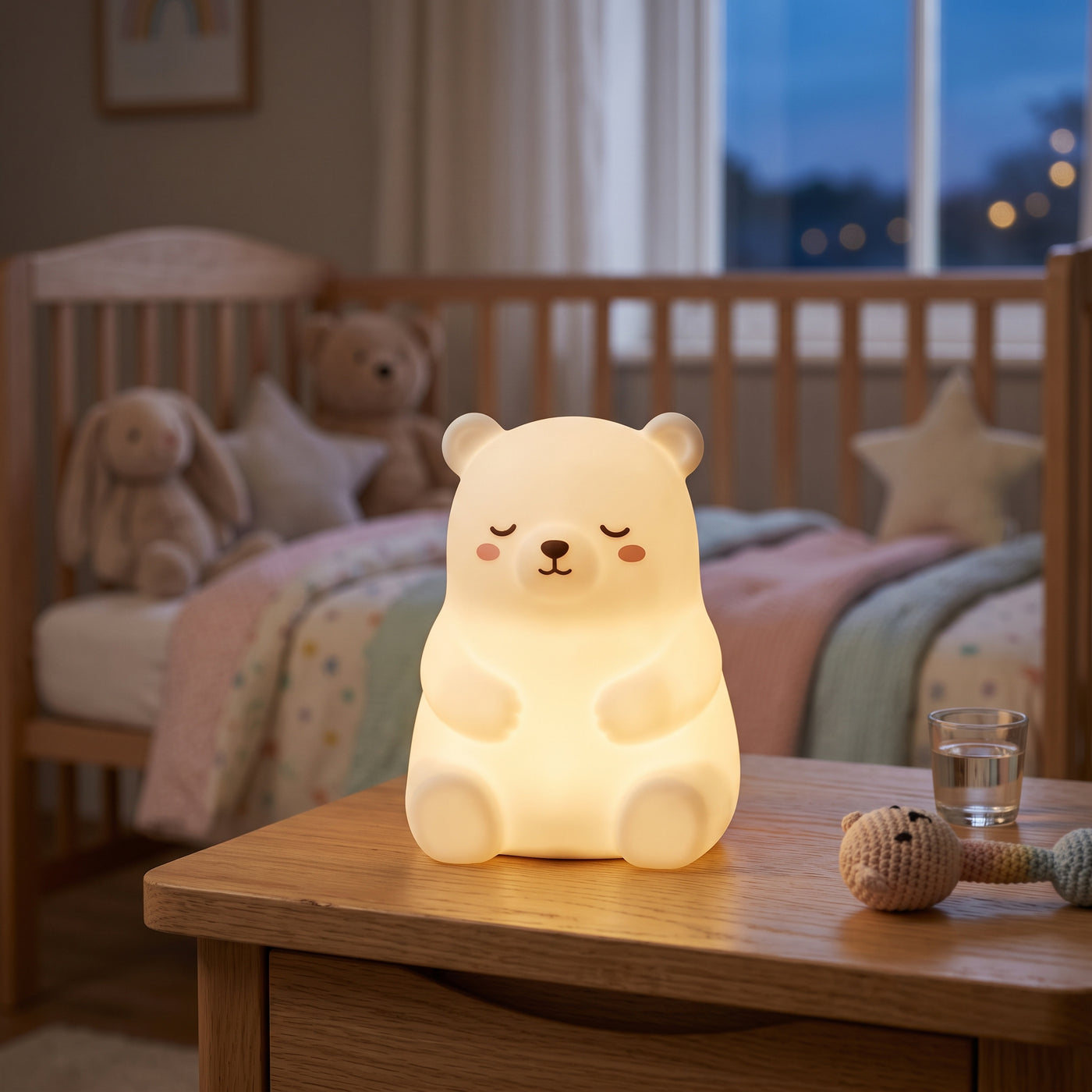 Neige l'Ours Polaire, veilleuse ours polaire en silicone doux allumée, lueur chaude dans une chambre d'enfant – Milo & Lua