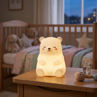 Neige l'Ours Polaire, veilleuse ours polaire en silicone doux allumée, lueur chaude dans une chambre d'enfant – Milo & Lua