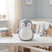 Pepo le Pingouin, veilleuse pingouin en silicone éteinte en plein jour dans une chambre d'enfant – Milo & Lua