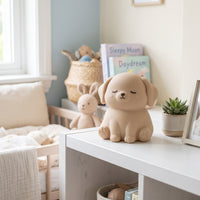 Filou le Chiot, veilleuse chien en silicone éteinte en plein jour dans une chambre d'enfant – Milo & Lua