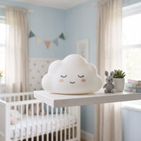 Plume le Nuage, veilleuse nuage en silicone éteinte en plein jour dans une chambre d'enfant – Milo & Lua