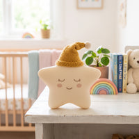 Stella l'Étoile, veilleuse étoile en silicone éteinte en plein jour dans une chambre d'enfant – Milo & Lua