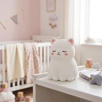 Mimi le Chat, veilleuse chat en silicone éteinte en plein jour dans une chambre d'enfant – Milo & Lua