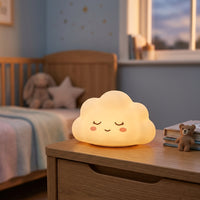 Plume le Nuage, veilleuse nuage en silicone doux allumée, lueur chaude dans une chambre d'enfant – Milo & Lua