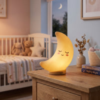 Mona la Lune, veilleuse lune en silicone doux allumée, lueur chaude dans une chambre d'enfant – Milo & Lua