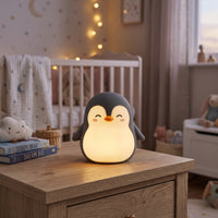 Pepo le Pingouin, veilleuse pingouin en silicone doux allumée, lueur chaude dans une chambre d'enfant – Milo & Lua